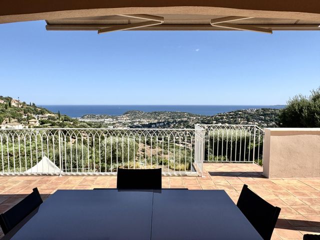 maison à vendre - 6 pièces - 165.0 m2 - CAVALAIRE SUR MER - 83 - PROVENCE-ALPES-COTE-D-AZUR - Century 21 Bianchi Transactions
