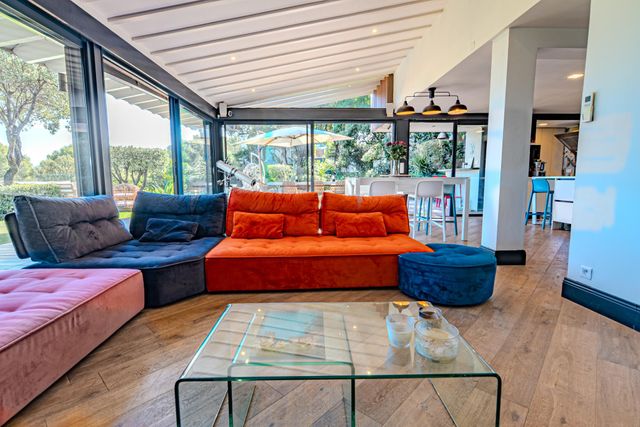 maison à vendre - 11 pièces - 317.0 m2 - CAVALAIRE SUR MER - 83 - PROVENCE-ALPES-COTE-D-AZUR - Century 21 Bianchi Transactions