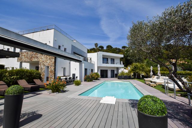 maison à vendre - 12 pièces - 340.0 m2 - CAVALAIRE SUR MER - 83 - PROVENCE-ALPES-COTE-D-AZUR - Century 21 Bianchi Transactions