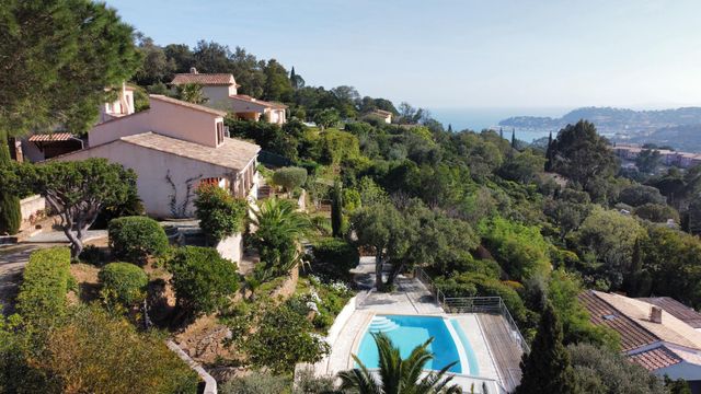 maison à vendre - 5 pièces - 160.0 m2 - CAVALAIRE SUR MER - 83 - PROVENCE-ALPES-COTE-D-AZUR - Century 21 Bianchi Transactions