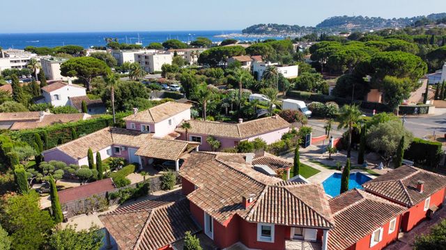 Afficher la photo en grand maison à vendre - 6 pièces - 192.0 m2 - CAVALAIRE SUR MER - 83 - PROVENCE-ALPES-COTE-D-AZUR - Century 21 Bianchi Transactions