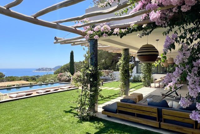 maison à vendre - 7 pièces - 370.0 m2 - CAVALAIRE SUR MER - 83 - PROVENCE-ALPES-COTE-D-AZUR - Century 21 Bianchi Transactions