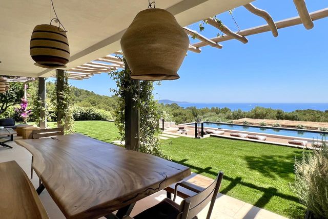 maison à vendre - 7 pièces - 370.0 m2 - CAVALAIRE SUR MER - 83 - PROVENCE-ALPES-COTE-D-AZUR - Century 21 Bianchi Transactions