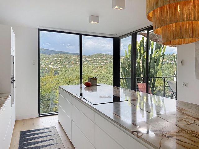 Afficher la photo en grand maison à vendre - 7 pièces - 220.0 m2 - CAVALAIRE SUR MER - 83 - PROVENCE-ALPES-COTE-D-AZUR - Century 21 Bianchi Transactions