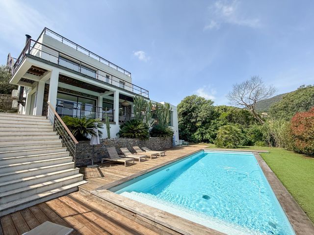 Afficher la photo en grand maison à vendre - 7 pièces - 220.0 m2 - CAVALAIRE SUR MER - 83 - PROVENCE-ALPES-COTE-D-AZUR - Century 21 Bianchi Transactions