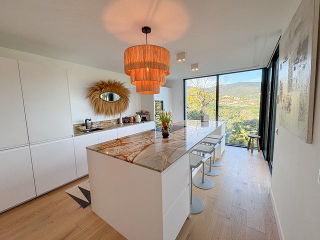 Afficher la photo en grand maison à vendre - 7 pièces - 220.0 m2 - CAVALAIRE SUR MER - 83 - PROVENCE-ALPES-COTE-D-AZUR - Century 21 Bianchi Transactions