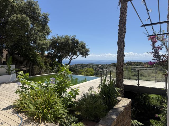 Afficher la photo en grand maison à vendre - 7 pièces - 223.0 m2 - CAVALAIRE SUR MER - 83 - PROVENCE-ALPES-COTE-D-AZUR - Century 21 Bianchi Transactions