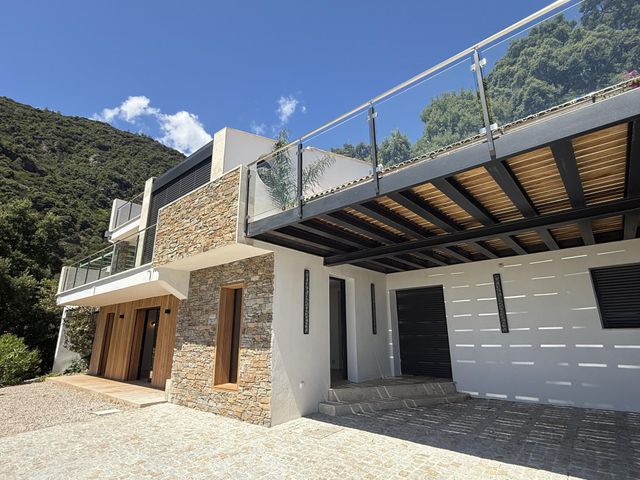 Afficher la photo en grand maison à vendre - 7 pièces - 223.0 m2 - CAVALAIRE SUR MER - 83 - PROVENCE-ALPES-COTE-D-AZUR - Century 21 Bianchi Transactions