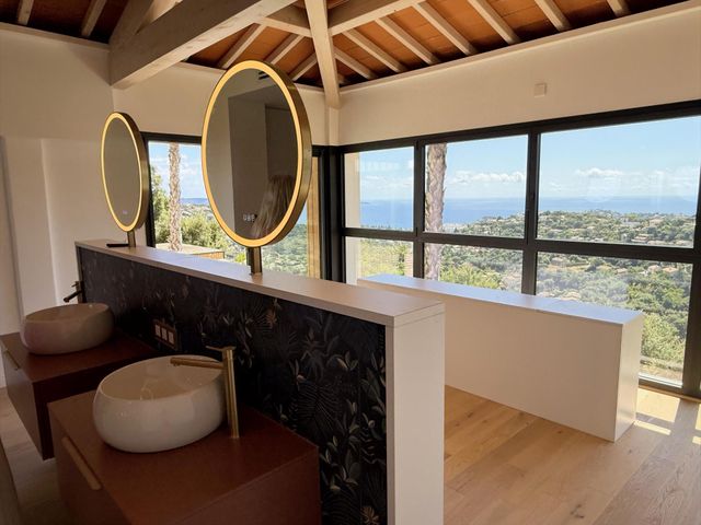 maison à vendre - 8 pièces - 292.0 m2 - CAVALAIRE SUR MER - 83 - PROVENCE-ALPES-COTE-D-AZUR - Century 21 Bianchi Transactions