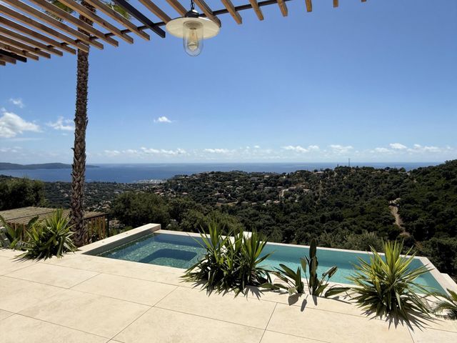 maison à vendre - 8 pièces - 292.0 m2 - CAVALAIRE SUR MER - 83 - PROVENCE-ALPES-COTE-D-AZUR - Century 21 Bianchi Transactions