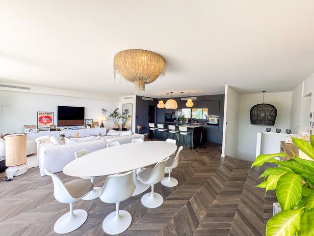 Appartement T4 à vendre - 6 pièces - 185.0 m2 - LE LAVANDOU - 83 - PROVENCE-ALPES-COTE-D-AZUR - Century 21 Bianchi Transactions