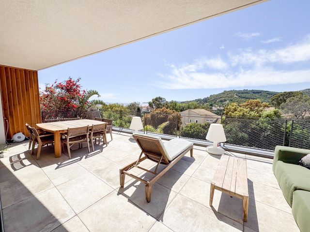 Appartement T4 à vendre - 6 pièces - 185.0 m2 - LE LAVANDOU - 83 - PROVENCE-ALPES-COTE-D-AZUR - Century 21 Bianchi Transactions