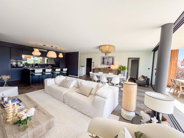 Appartement T4 à vendre - 6 pièces - 185.0 m2 - LE LAVANDOU - 83 - PROVENCE-ALPES-COTE-D-AZUR - Century 21 Bianchi Transactions