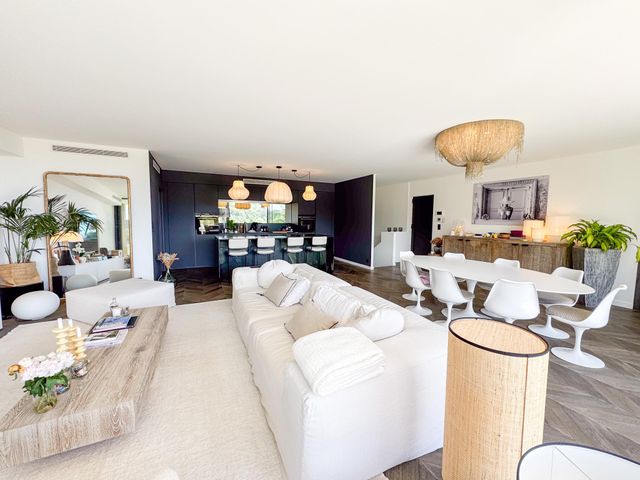 Appartement T4 à vendre - 6 pièces - 185.0 m2 - LE LAVANDOU - 83 - PROVENCE-ALPES-COTE-D-AZUR - Century 21 Bianchi Transactions