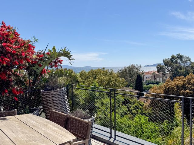 Appartement T4 à vendre - 6 pièces - 185.0 m2 - LE LAVANDOU - 83 - PROVENCE-ALPES-COTE-D-AZUR - Century 21 Bianchi Transactions