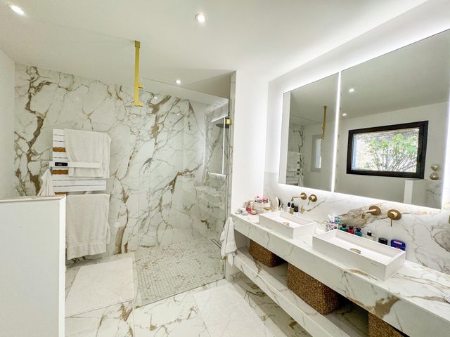 Appartement T4 à vendre - 6 pièces - 185.0 m2 - LE LAVANDOU - 83 - PROVENCE-ALPES-COTE-D-AZUR - Century 21 Bianchi Transactions