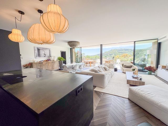 Appartement T4 à vendre - 6 pièces - 185.0 m2 - LE LAVANDOU - 83 - PROVENCE-ALPES-COTE-D-AZUR - Century 21 Bianchi Transactions