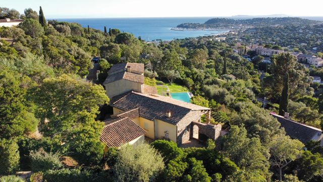 maison à vendre - 6 pièces - 200.0 m2 - CAVALAIRE SUR MER - 83 - PROVENCE-ALPES-COTE-D-AZUR - Century 21 Bianchi Transactions