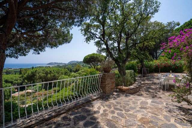 maison à vendre - 7 pièces - 150.0 m2 - CAVALAIRE SUR MER - 83 - PROVENCE-ALPES-COTE-D-AZUR - Century 21 Bianchi Transactions
