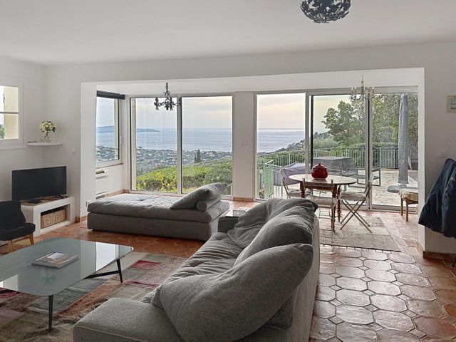 maison à vendre - 8 pièces - 220.0 m2 - CAVALAIRE SUR MER - 83 - PROVENCE-ALPES-COTE-D-AZUR - Century 21 Bianchi Transactions