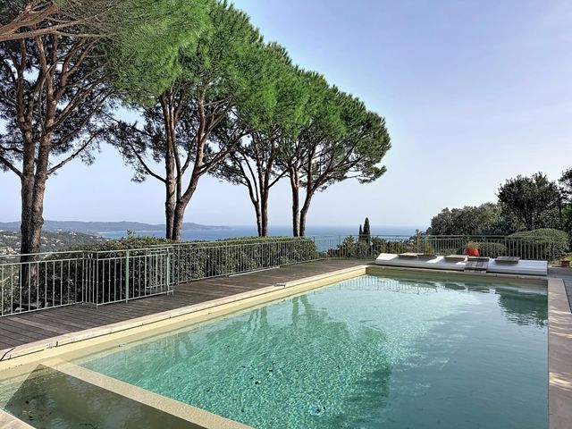 maison à vendre - 8 pièces - 220.0 m2 - CAVALAIRE SUR MER - 83 - PROVENCE-ALPES-COTE-D-AZUR - Century 21 Bianchi Transactions