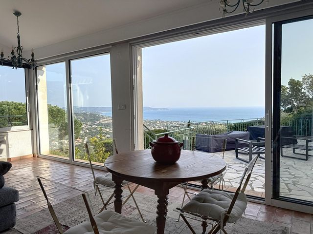 maison à vendre - 8 pièces - 220.0 m2 - CAVALAIRE SUR MER - 83 - PROVENCE-ALPES-COTE-D-AZUR - Century 21 Bianchi Transactions