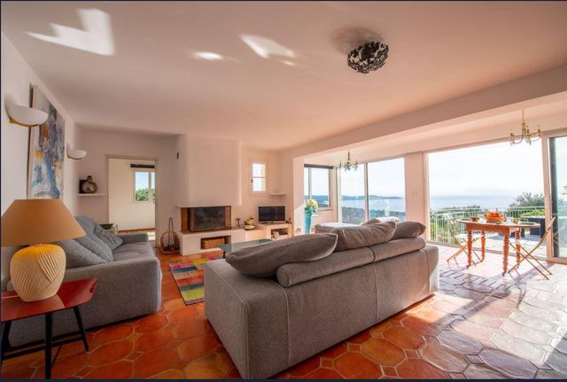 maison à vendre - 8 pièces - 220.0 m2 - CAVALAIRE SUR MER - 83 - PROVENCE-ALPES-COTE-D-AZUR - Century 21 Bianchi Transactions