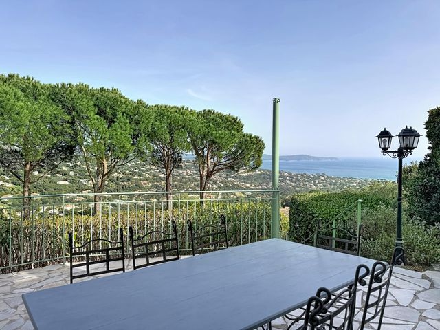 maison à vendre - 8 pièces - 220.0 m2 - CAVALAIRE SUR MER - 83 - PROVENCE-ALPES-COTE-D-AZUR - Century 21 Bianchi Transactions