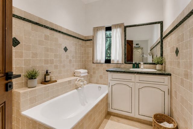 maison à vendre - 10 pièces - 240.0 m2 - CAVALAIRE SUR MER - 83 - PROVENCE-ALPES-COTE-D-AZUR - Century 21 Bianchi Transactions