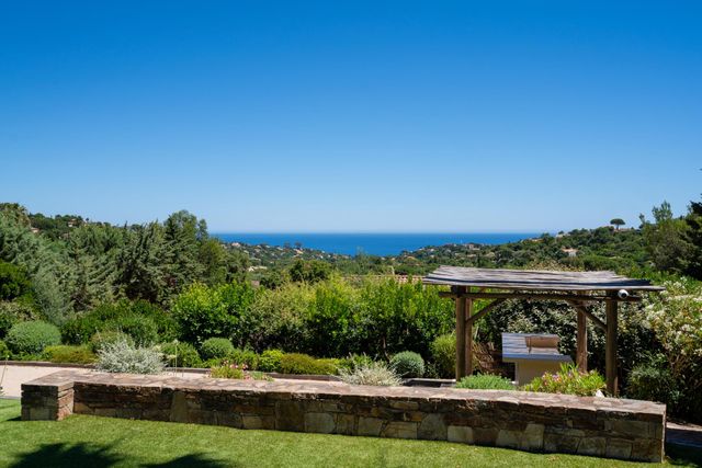 maison à vendre - 10 pièces - 240.0 m2 - CAVALAIRE SUR MER - 83 - PROVENCE-ALPES-COTE-D-AZUR - Century 21 Bianchi Transactions