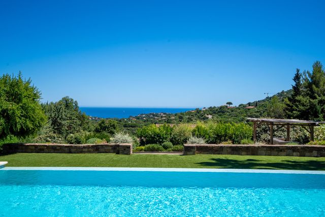 maison à vendre - 10 pièces - 240.0 m2 - CAVALAIRE SUR MER - 83 - PROVENCE-ALPES-COTE-D-AZUR - Century 21 Bianchi Transactions