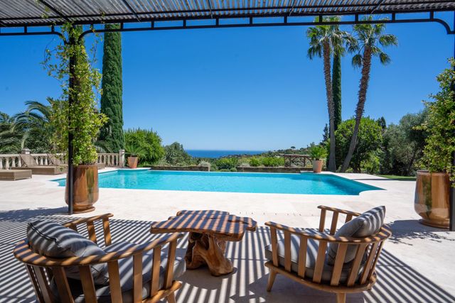 maison à vendre - 10 pièces - 240.0 m2 - CAVALAIRE SUR MER - 83 - PROVENCE-ALPES-COTE-D-AZUR - Century 21 Bianchi Transactions