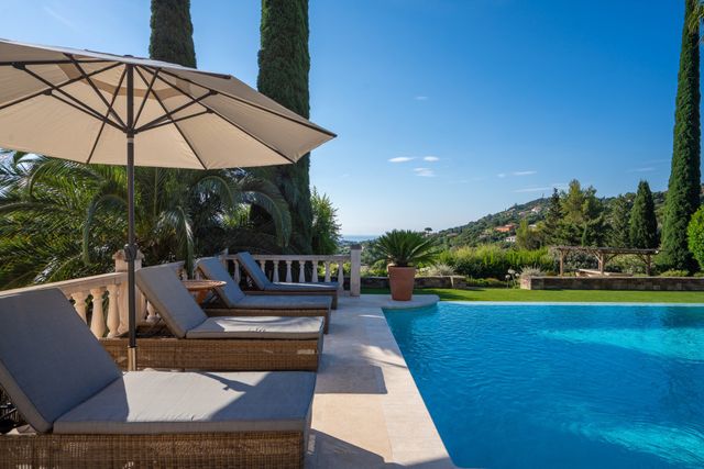 maison à vendre - 10 pièces - 240.0 m2 - CAVALAIRE SUR MER - 83 - PROVENCE-ALPES-COTE-D-AZUR - Century 21 Bianchi Transactions