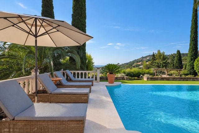 maison à vendre - 10 pièces - 240.0 m2 - CAVALAIRE SUR MER - 83 - PROVENCE-ALPES-COTE-D-AZUR - Century 21 Bianchi Transactions
