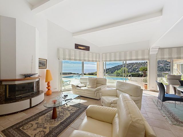 maison à vendre - 6 pièces - 350.0 m2 - CAVALAIRE SUR MER - 83 - PROVENCE-ALPES-COTE-D-AZUR - Century 21 Bianchi Transactions