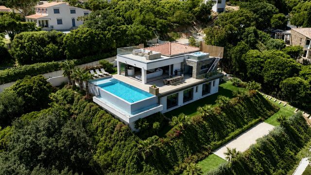 maison à vendre - 7 pièces - 250.0 m2 - CAVALAIRE SUR MER - 83 - PROVENCE-ALPES-COTE-D-AZUR - Century 21 Bianchi Transactions