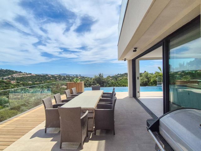 maison à vendre - 7 pièces - 250.0 m2 - CAVALAIRE SUR MER - 83 - PROVENCE-ALPES-COTE-D-AZUR - Century 21 Bianchi Transactions