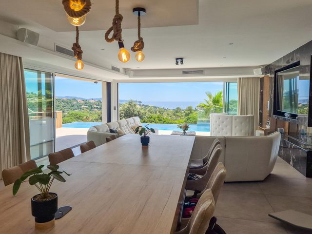 maison à vendre - 7 pièces - 250.0 m2 - CAVALAIRE SUR MER - 83 - PROVENCE-ALPES-COTE-D-AZUR - Century 21 Bianchi Transactions