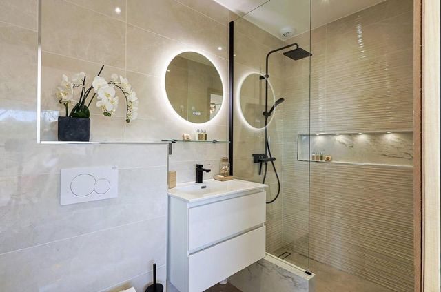 maison à vendre - 7 pièces - 250.0 m2 - CAVALAIRE SUR MER - 83 - PROVENCE-ALPES-COTE-D-AZUR - Century 21 Bianchi Transactions